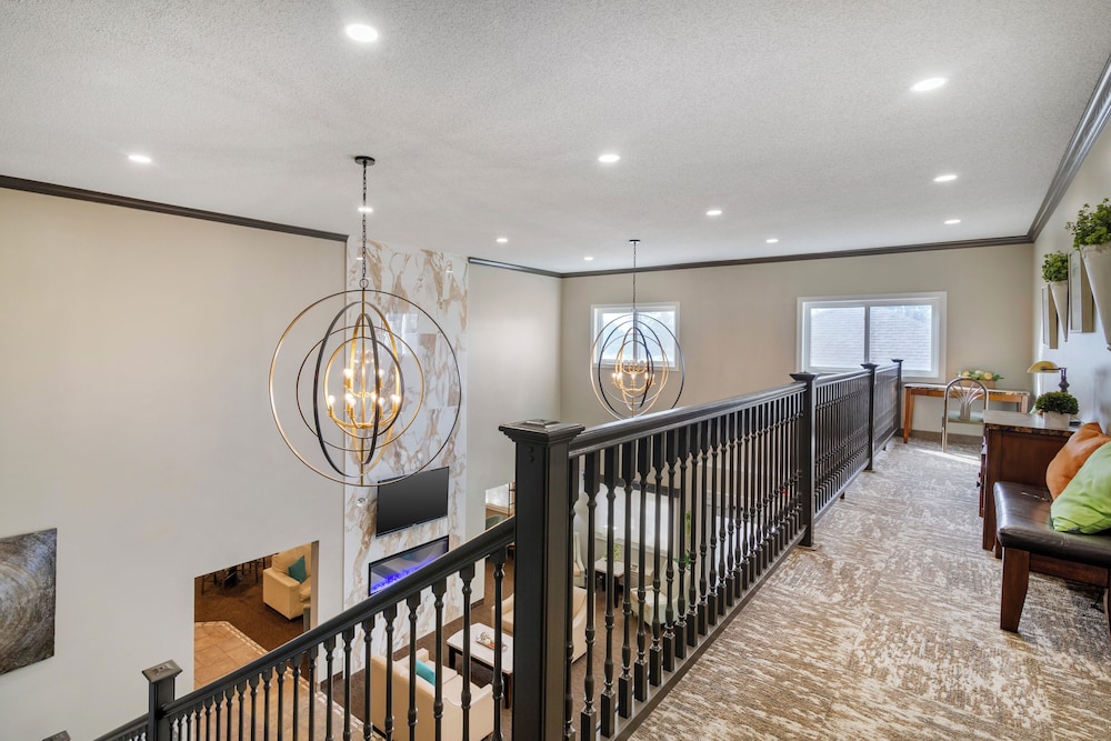 Expressway Suites Bismarck 12/65
