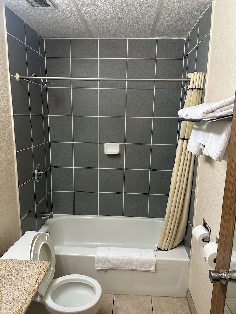 غرفة قياسية بسريرين كوين، Rodeway Inn Zanesville OH 5/7