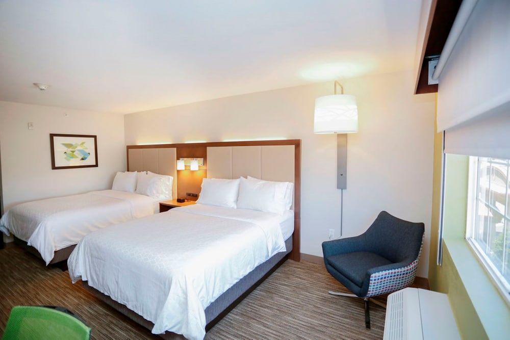 Holiday Inn Express Hotel and Suites Carlsbad 14/65