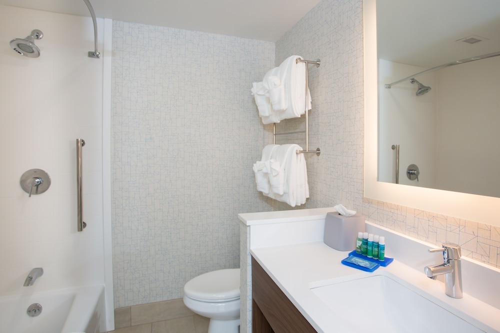 HOLIDAY INN EXPRESS CHELMSFORD 17/65