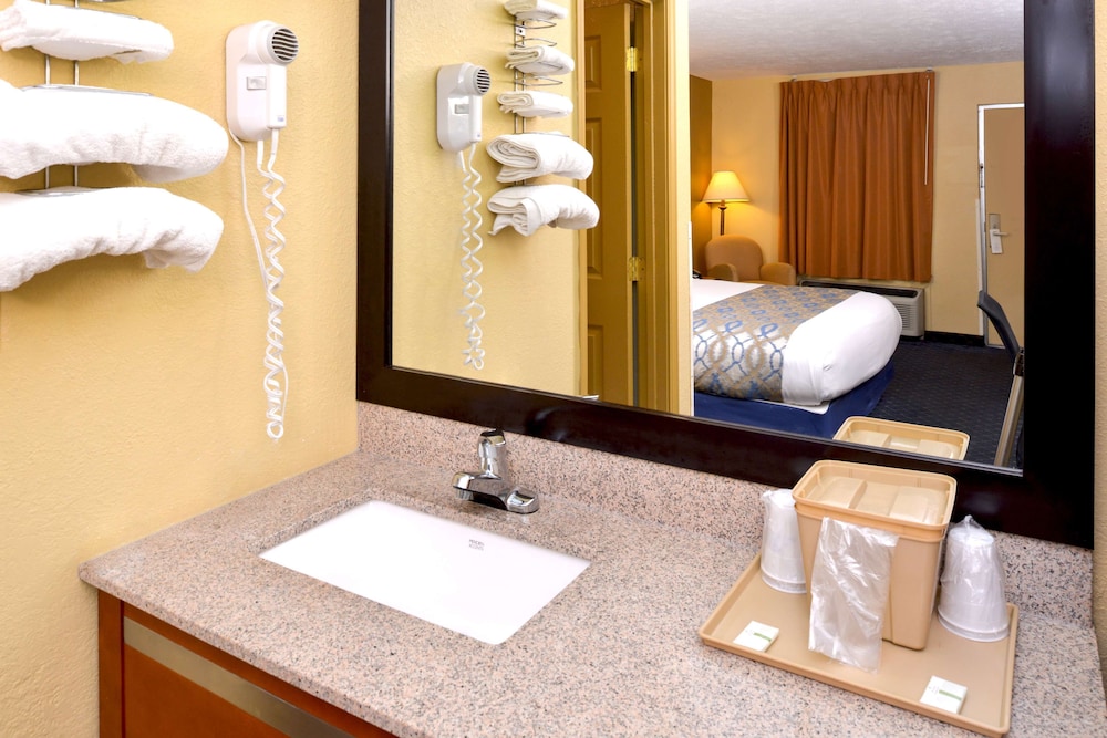 Americas Best Value Inn Monroeville 19/26