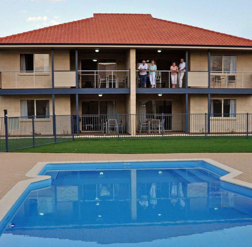 Pinnacles Edge Resort 1/48