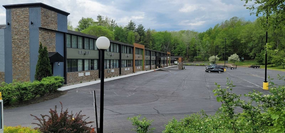 Wingate by Wyndham Lake George 58/63