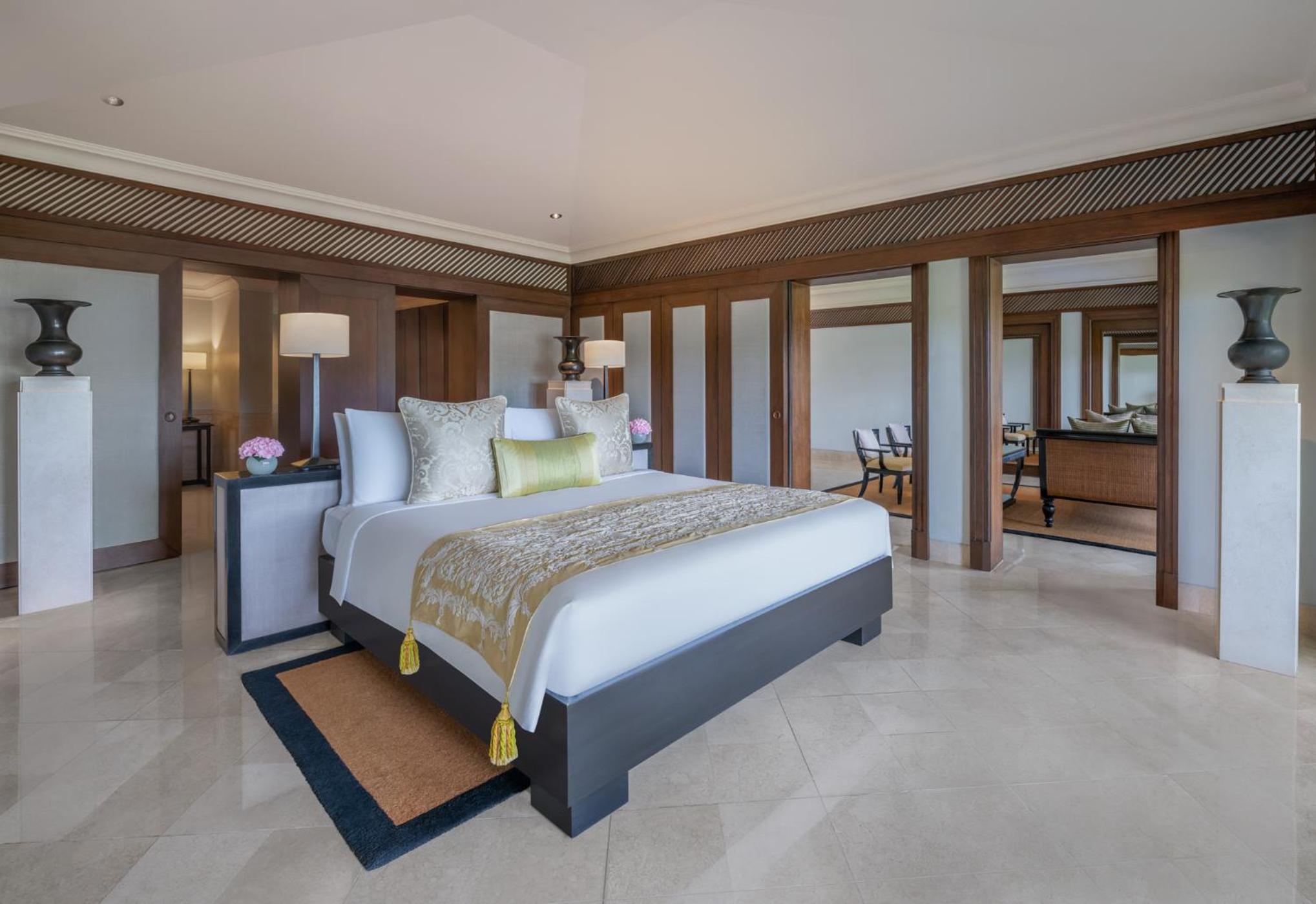 1 Bedroom, Manor, Suite, King Bed, Garden View, Balcony