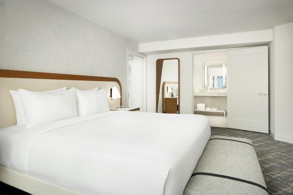 Boardroom, Suite, King Bed