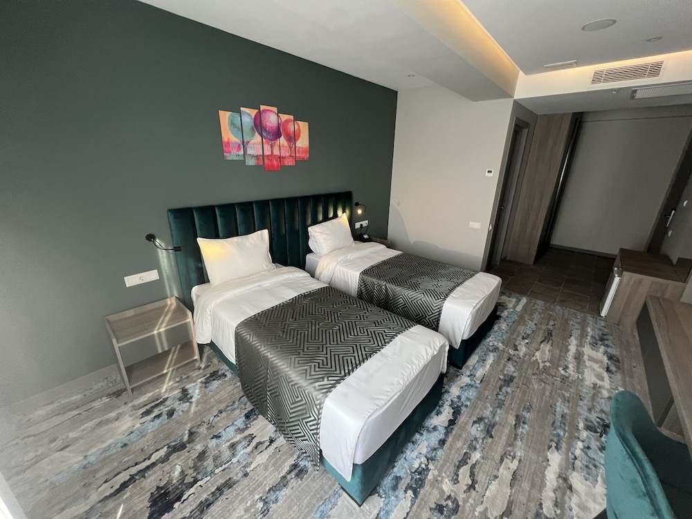 Hotel Address 9D 32/54