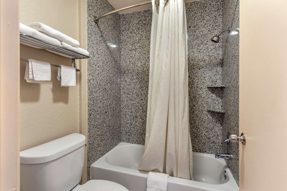 Econo Lodge Near Lackland Air Force Base-SeaWorld 15/39