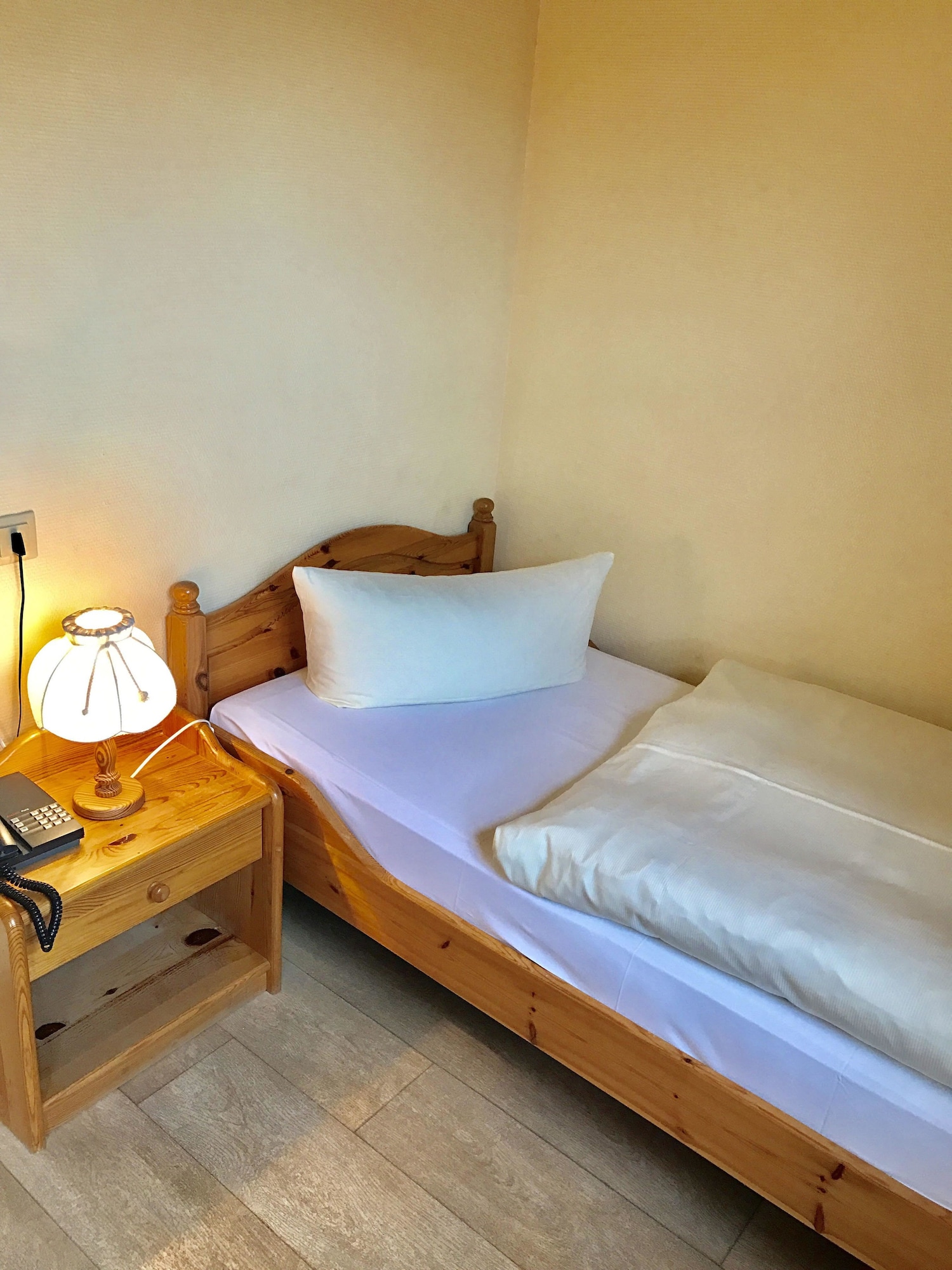 غرفة مفردة بسرير فردي