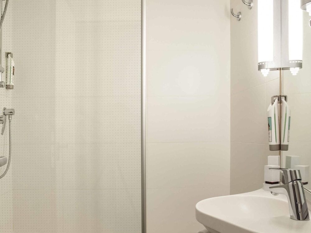 IBIS BARCELONA CORNELLA 34/36