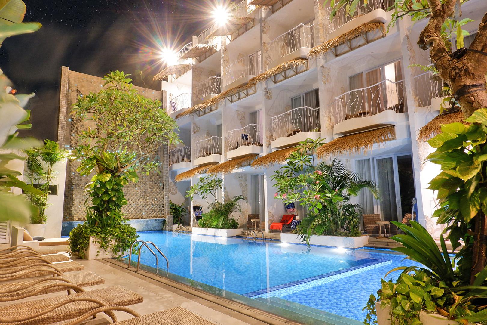 Deluxe, Pool Access