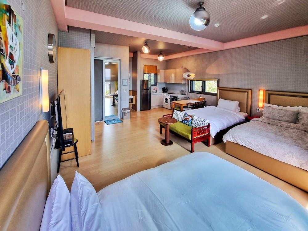 ROOM, QUADRUPLE