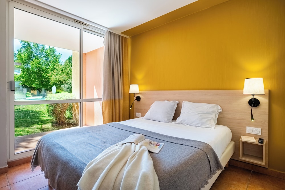 Renovated, 2 Rooms, Apartment, Twin Beds, 2 Sofa, Balcony or Terrace