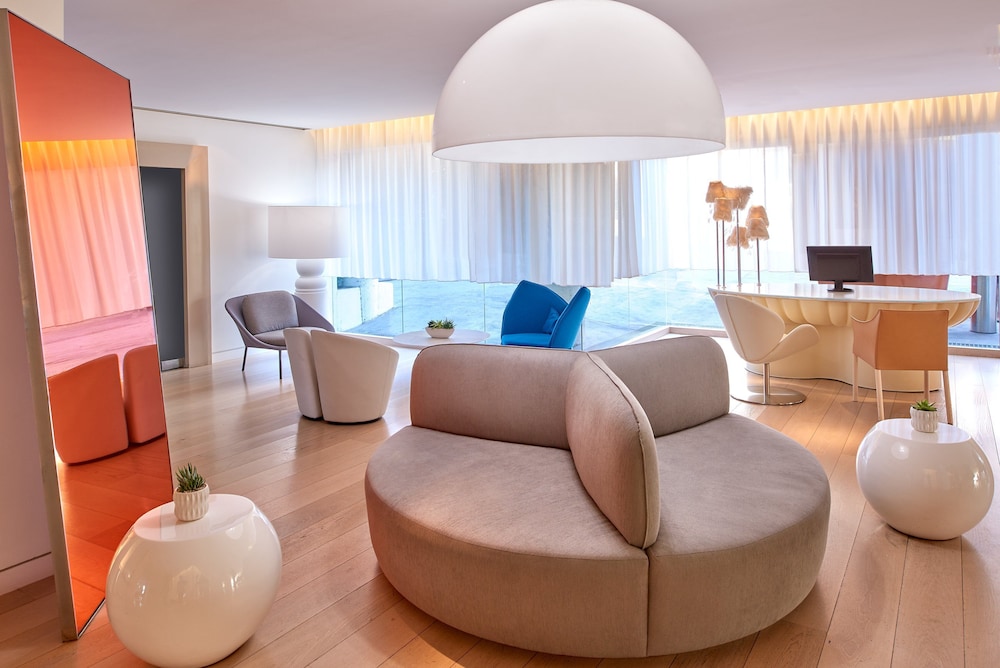 The Valorian Los Angeles, Curio Collection by Hilton 44/87