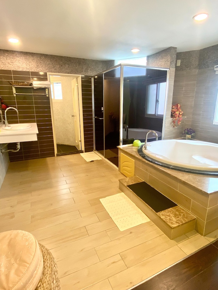 Water Front Hotel 34/53
