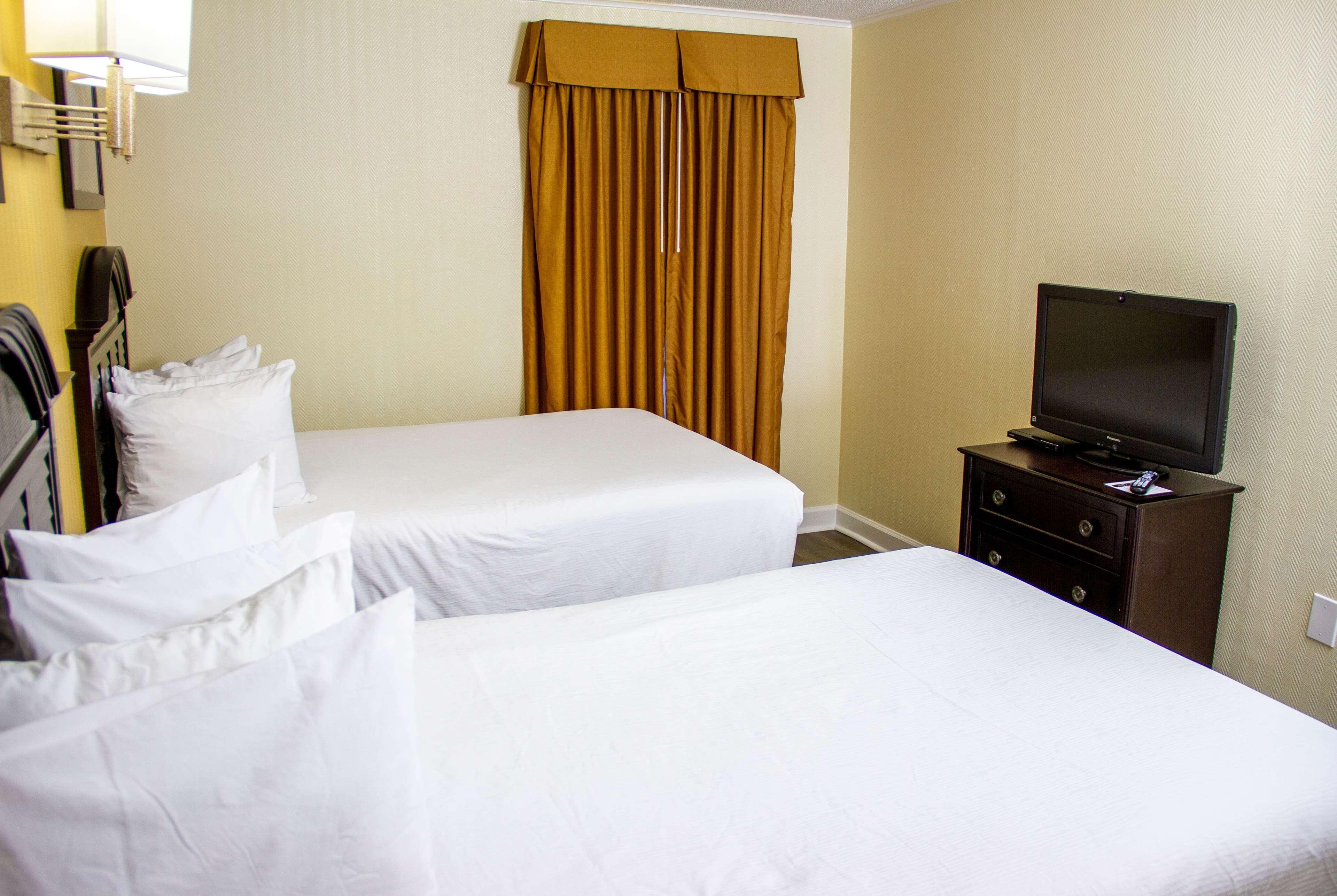 Room, 2 Queen Beds, Pool View