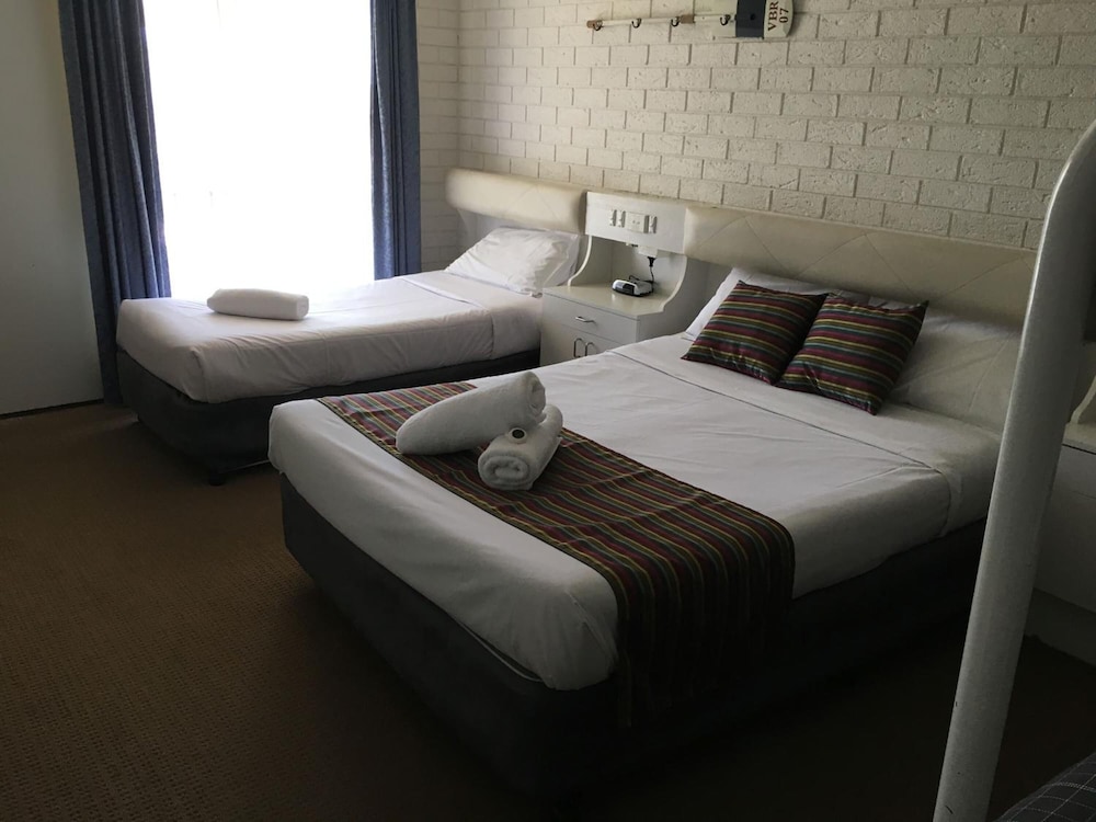 Capricorn Motor Inn 27/55