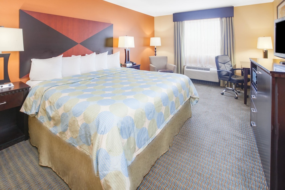 Days Inn & Suites By Wyndham Russellville 19/33
