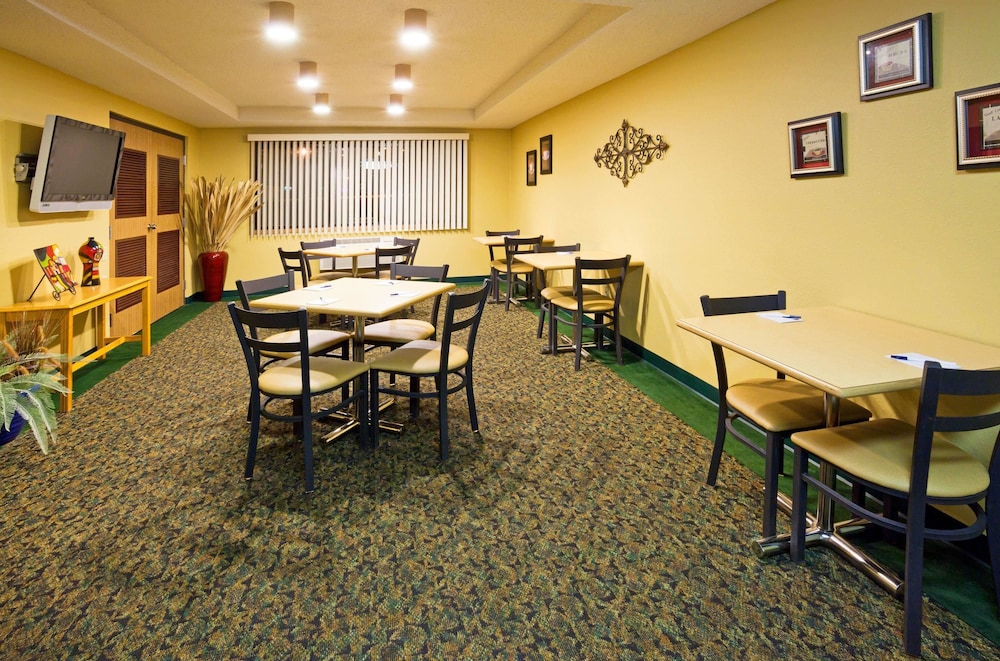 AmericInn by Wyndham Sioux Falls 33/38