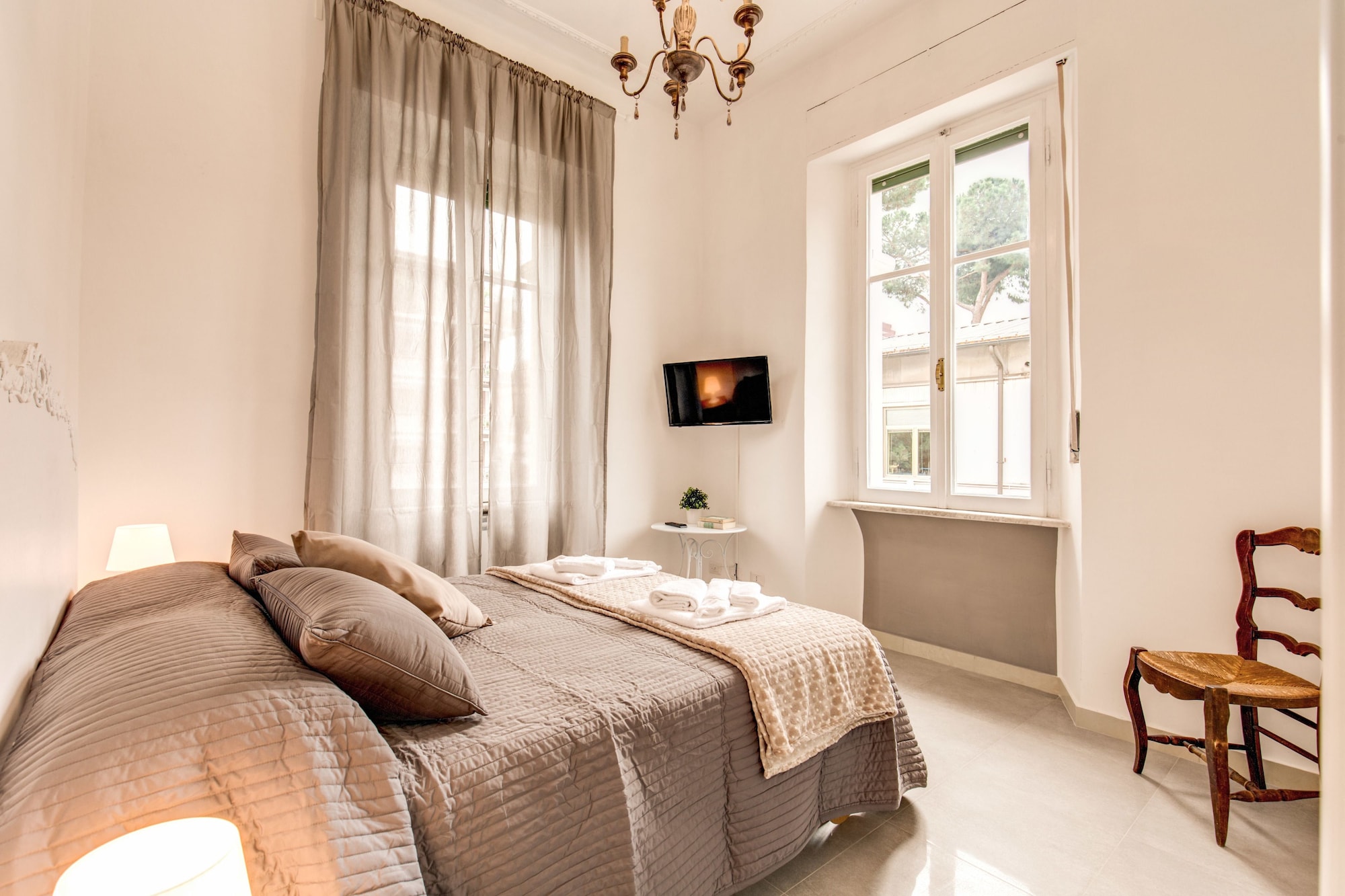 ROOM, DOUBLE OR TWIN BED