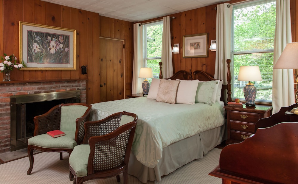 1906 Pine Crest Inn & Restaurant 14/64