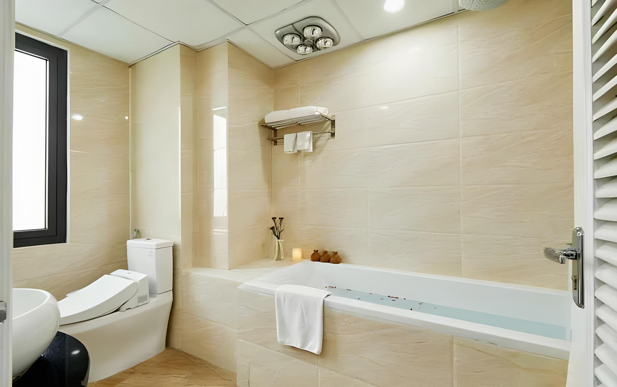 1 Bedroom, Penthouse Suite, King Bed, Street View, Kitchen, Bathtub