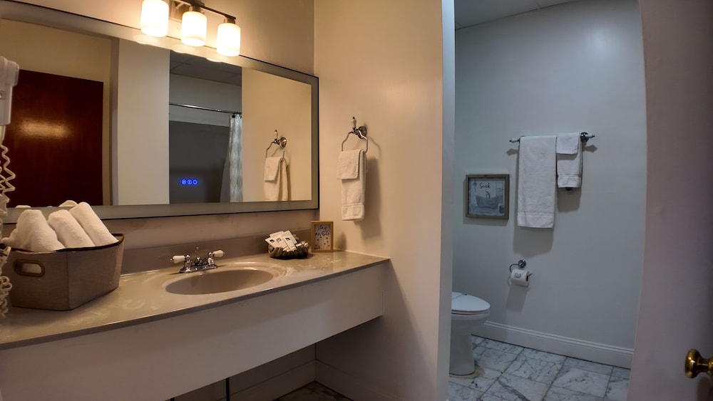 Colts Neck Inn Hotel 62/64