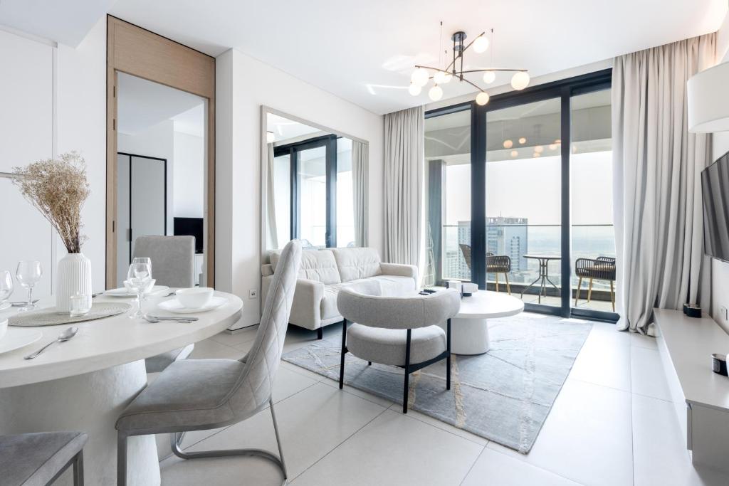 1BHK with Marina Views and Beach Access 9/15
