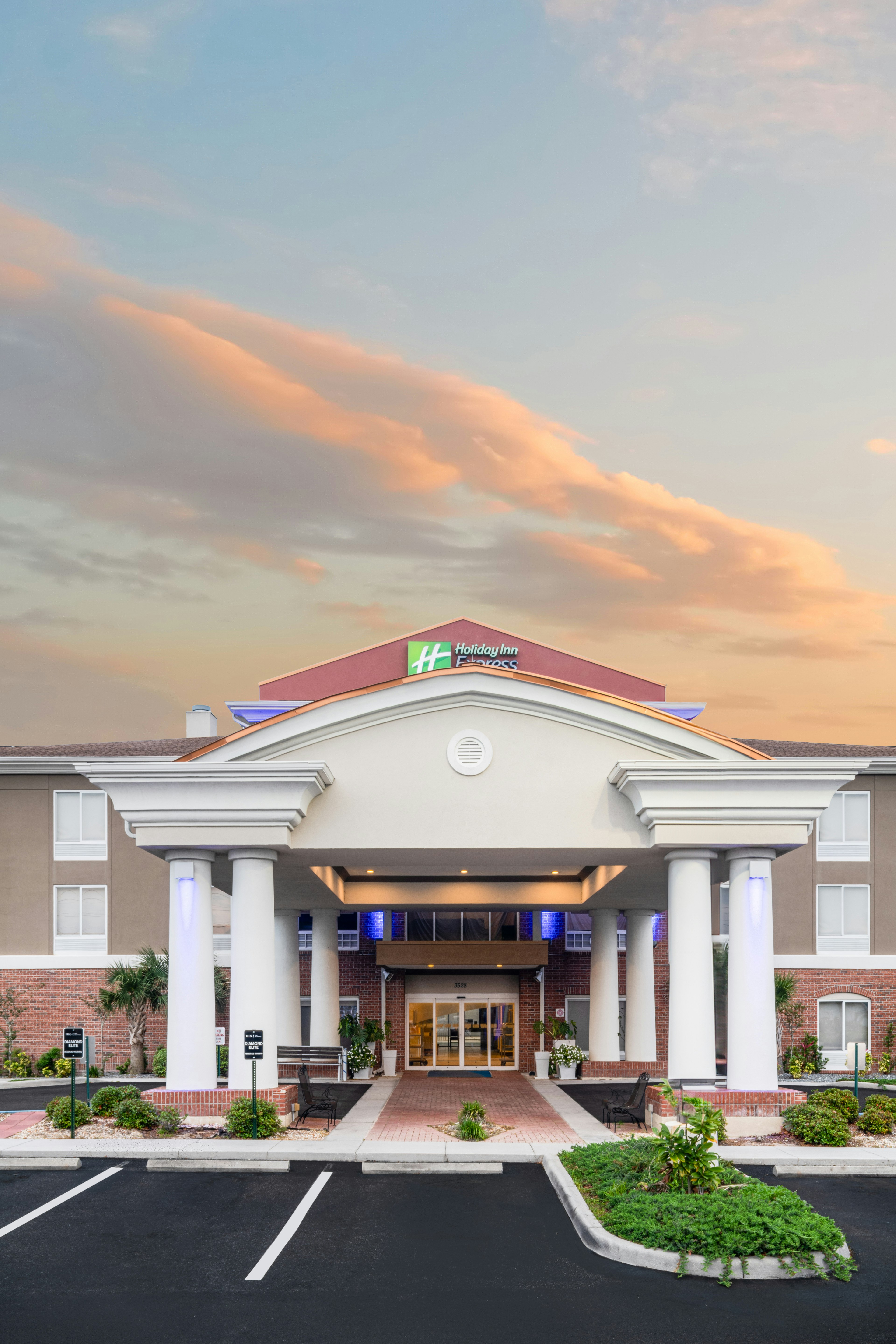 Holiday Inn Express Hotel & Suites Spring Hill 4/69