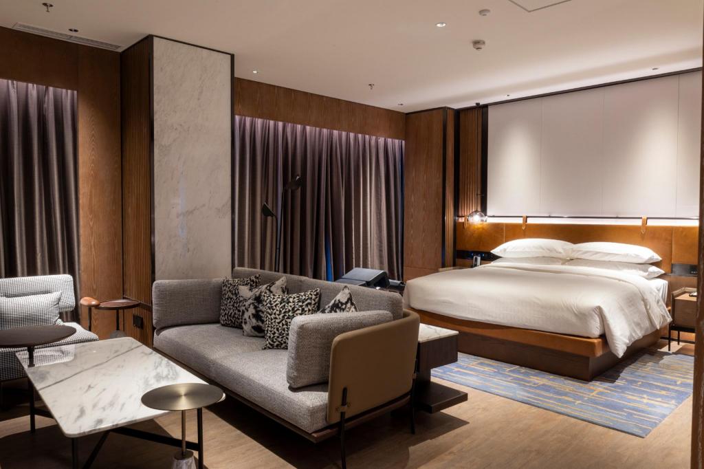 Ambassador, Suite, King Bed, Balcony, Club Floor