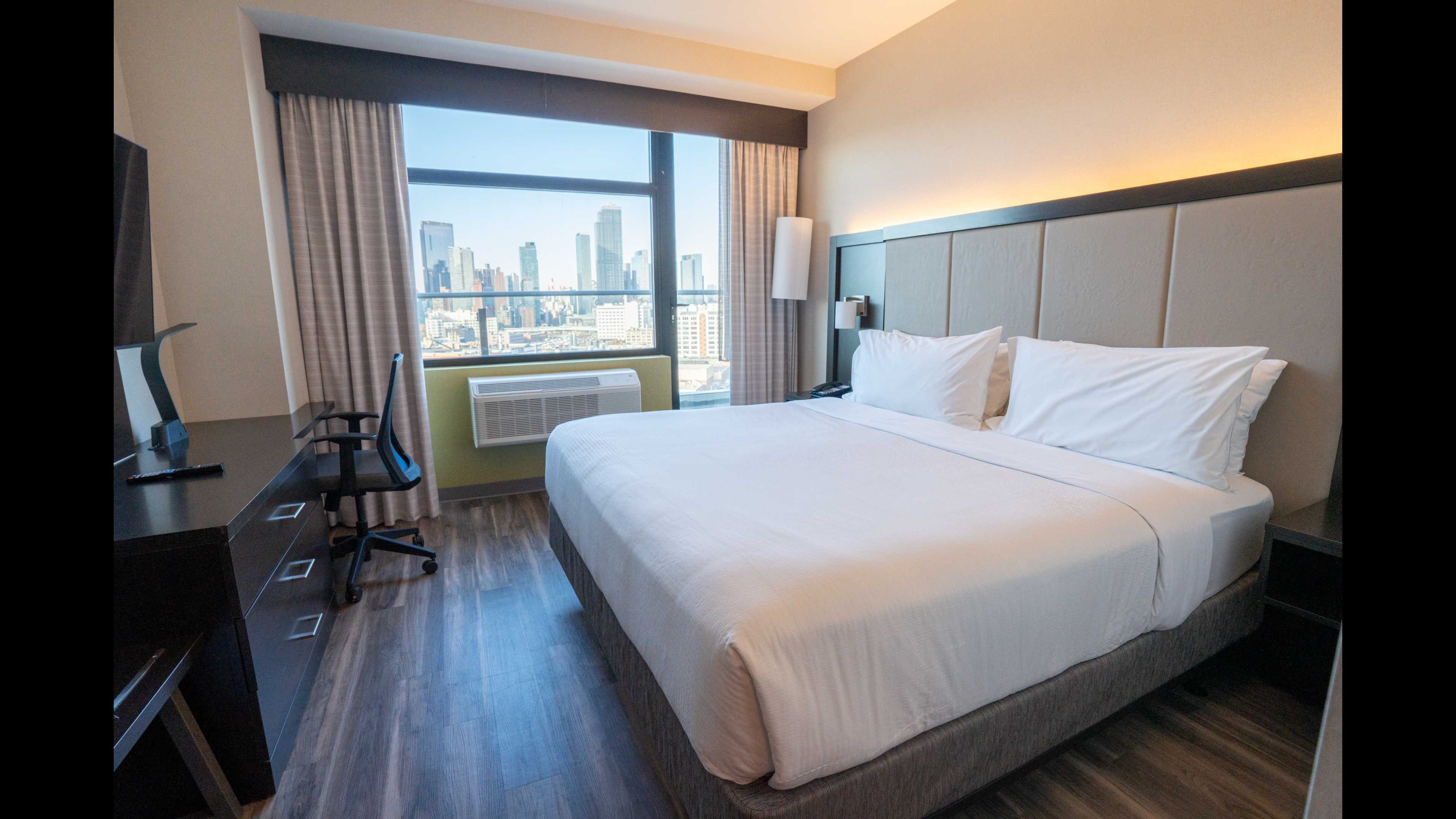 Standard, King Bed, City Skyline View, Balcony، Holiday Inn Express Long Island City E New York, an IHG Hotel 3/3
