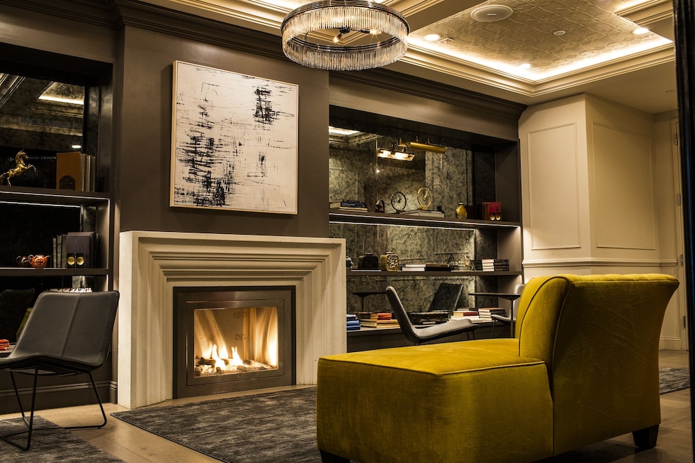 Hotel 32 32 68/78