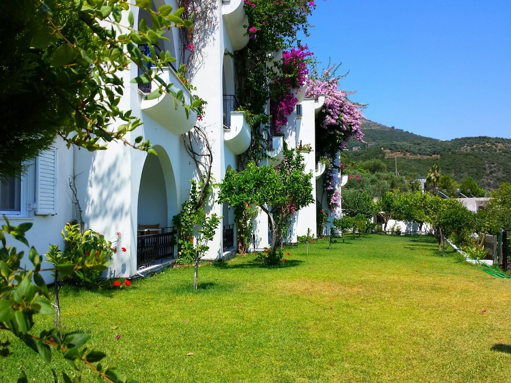 Spiros Studios 25/30