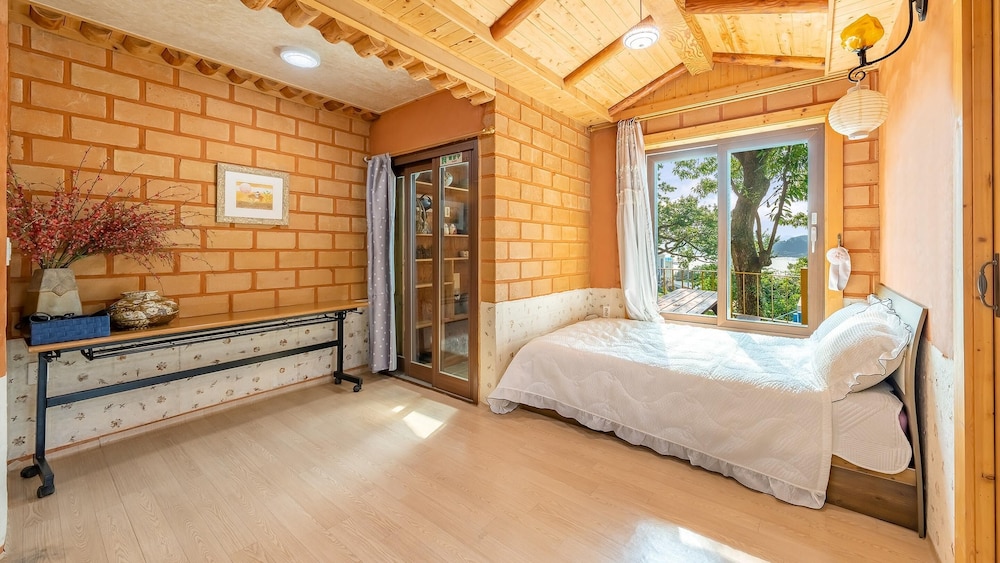 Tongyeong Blue House Pension 15/48
