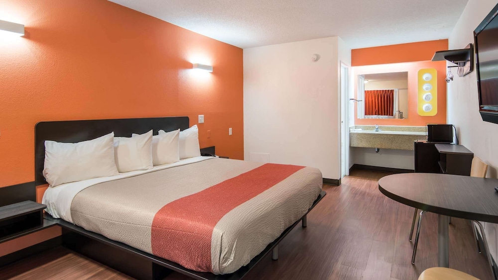 DELUXE, KING BED, SMOKING