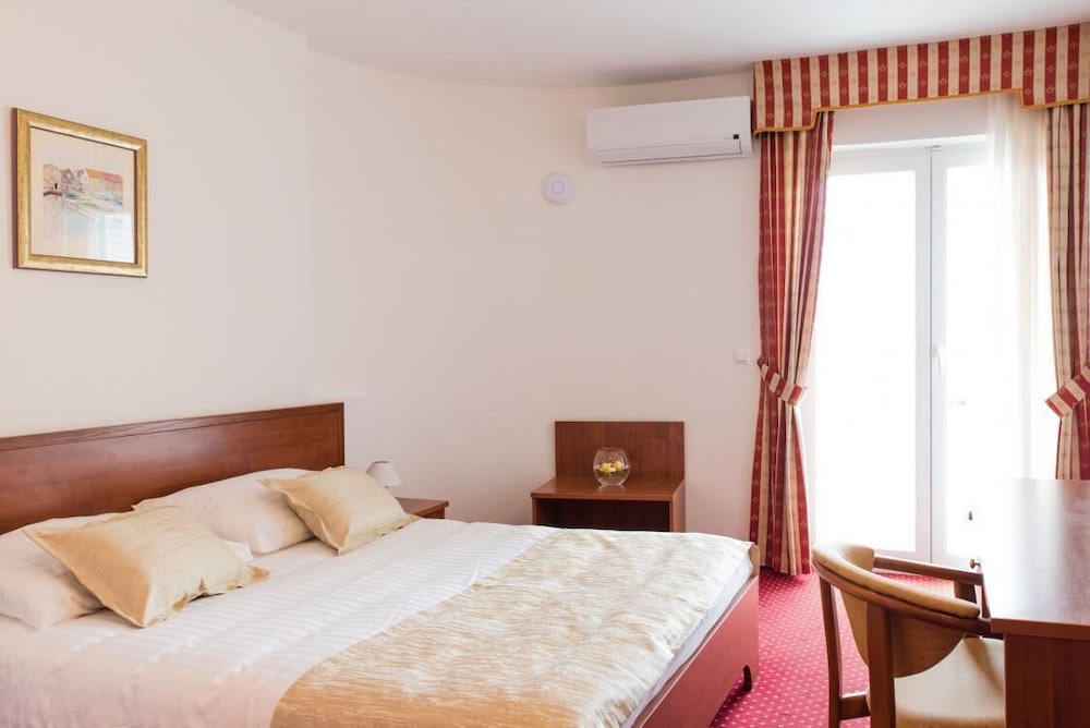 Hotel Krilo 24/71