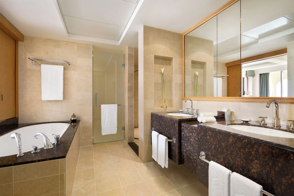 غرفة بسرير كينج، Hilton Muscat Al Bandar 2/8