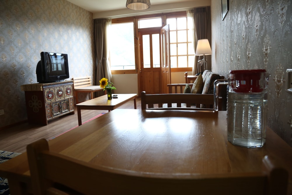 Bhutan Suites 15/34