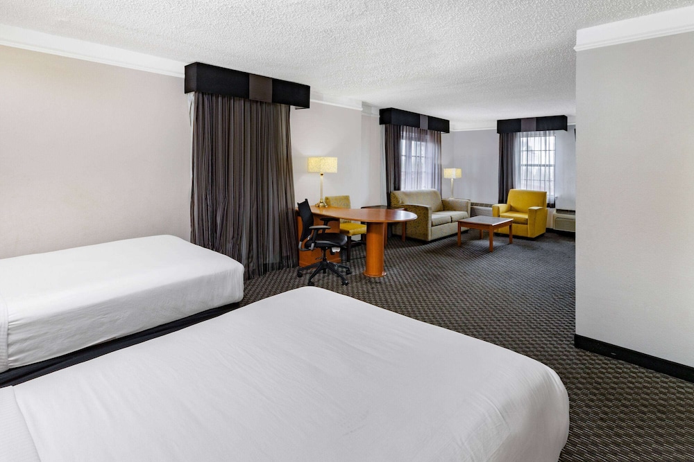 DELUXE, SUITE, 2 DOUBLE BEDS
