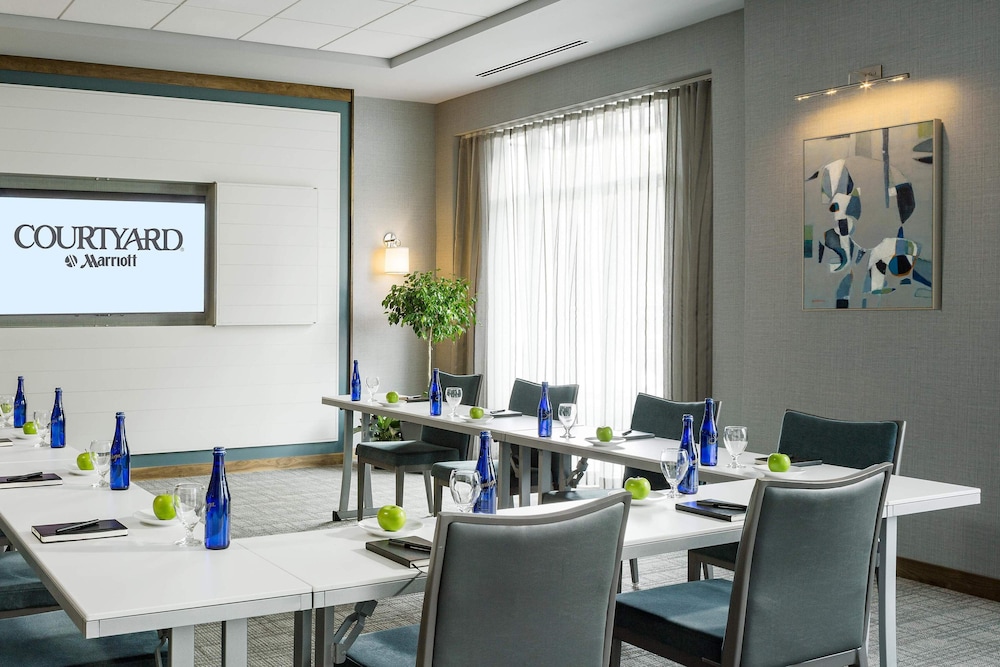 Courtyard Marriott Burlington Harbor 47/48