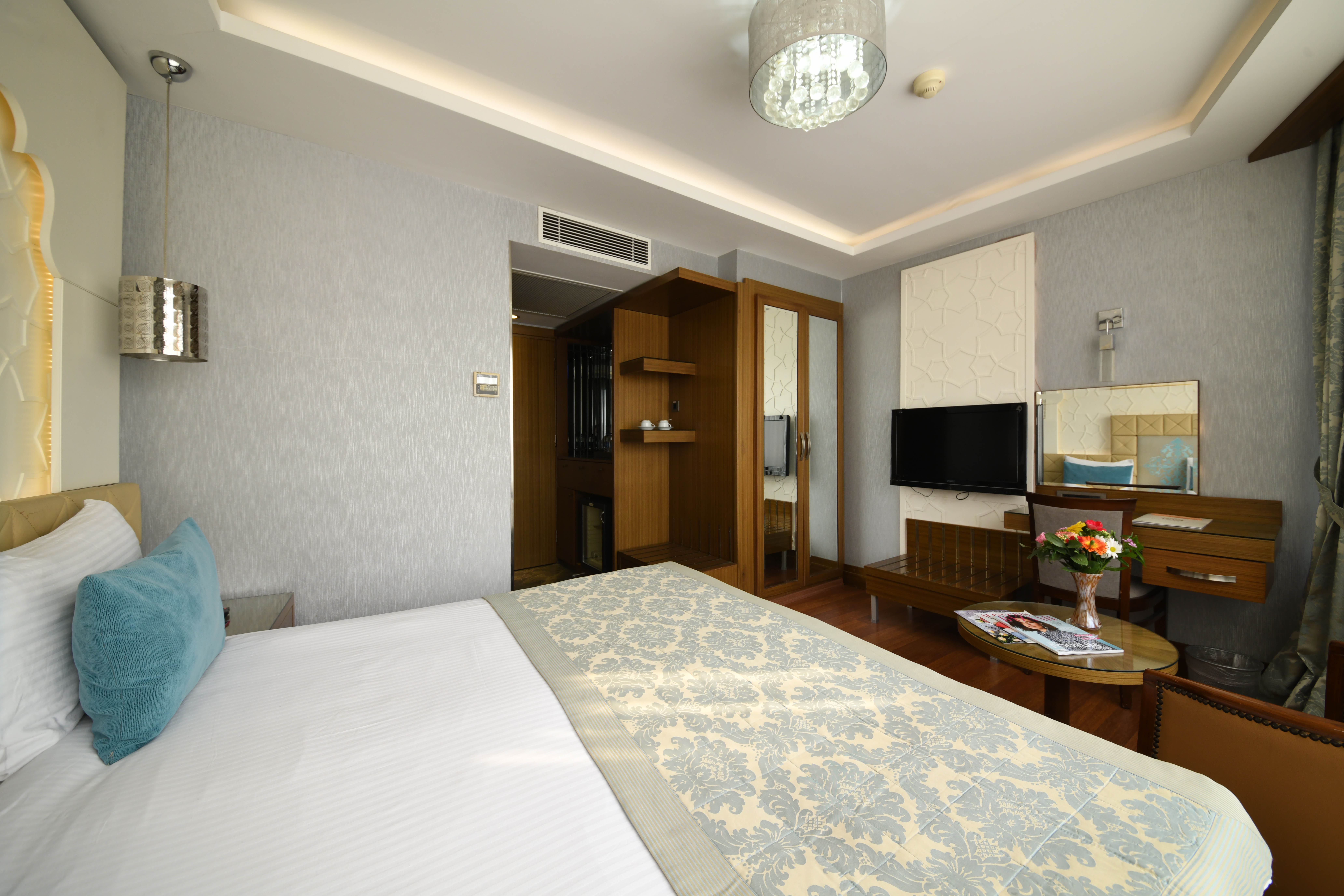 Deluxe, Double or Twin Bed, City View 3/5