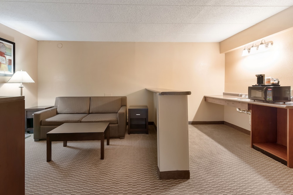 Quality Inn & Suites Cincinnati Uptown Norwood 32/45