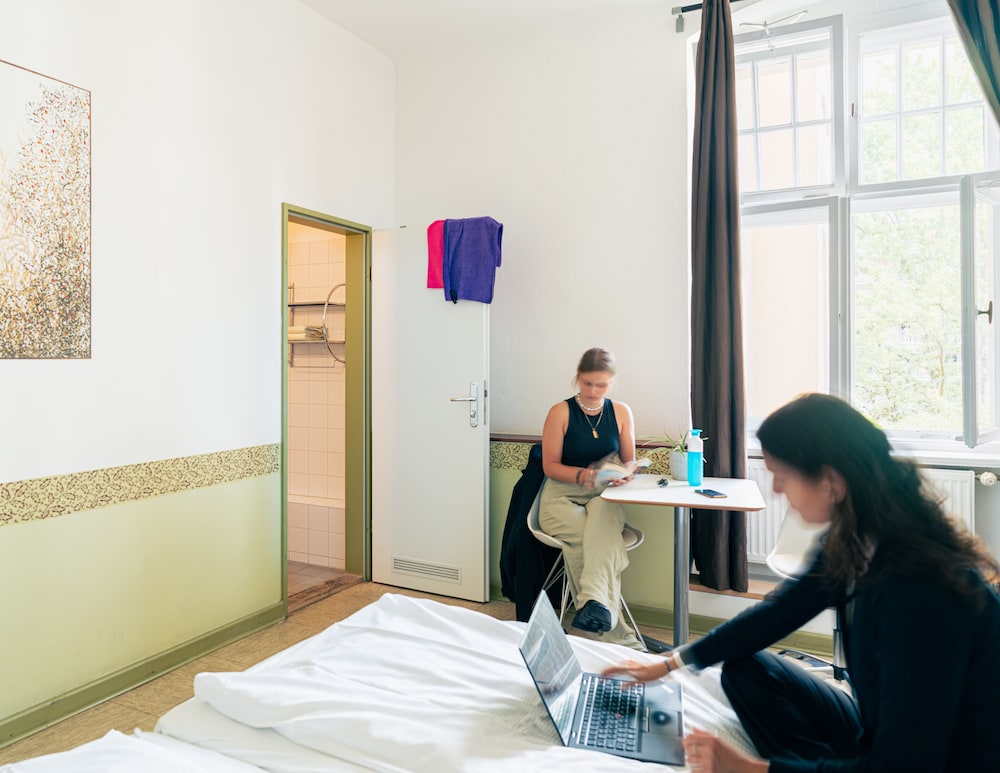 Three Little Pigs Hostel 2/44