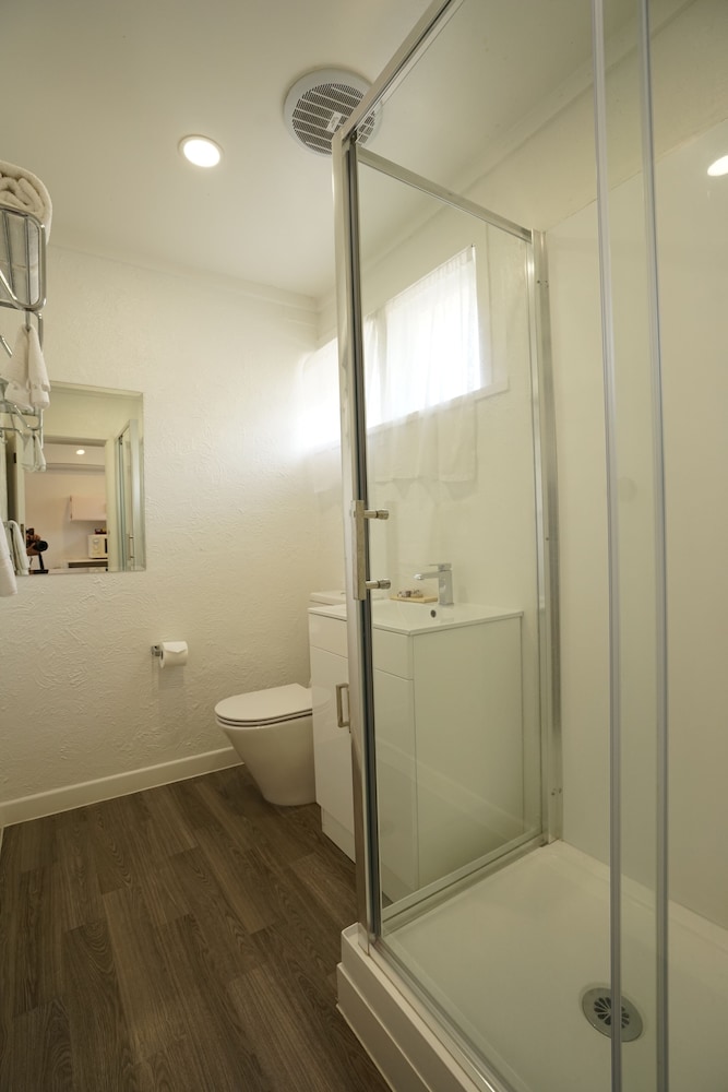 STUDIO, QUEEN BED, KITCHEN