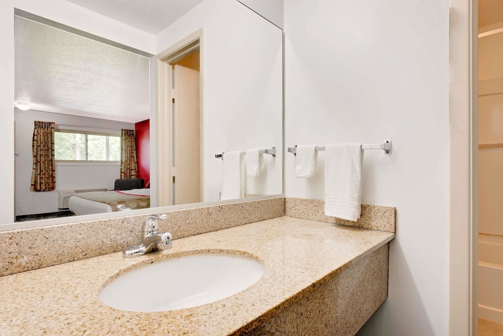Ramada by Wyndham Cleveland Airport West 23/35