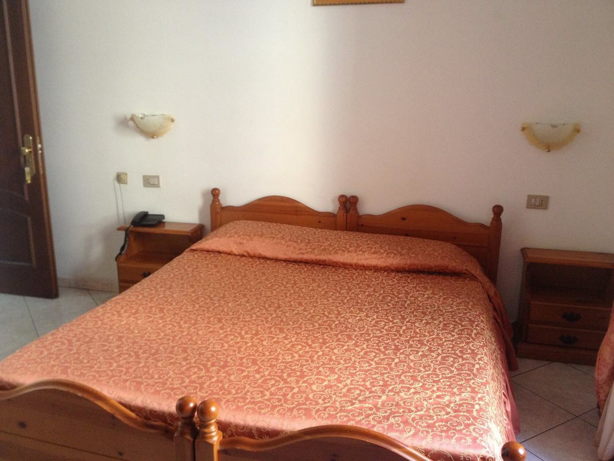 ROOM, DOUBLE BED
