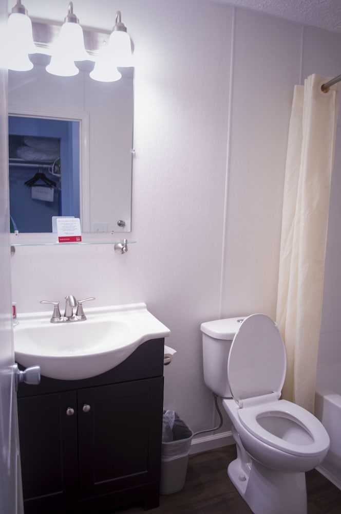 Econo Lodge Inn & Suites South 21/27
