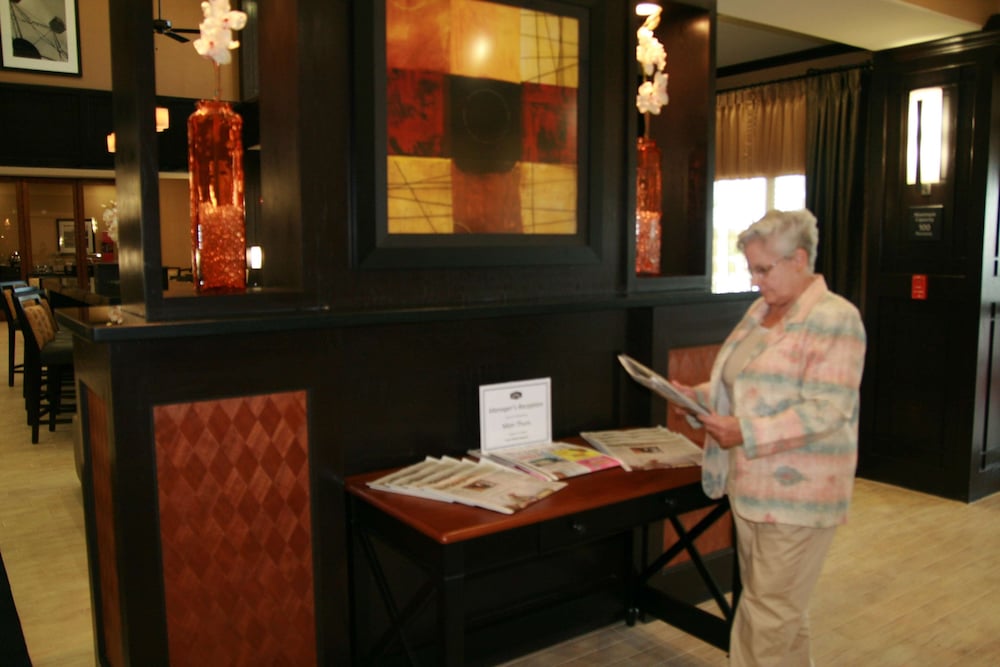 Hampton Inn and Suites Cleburne 67/78