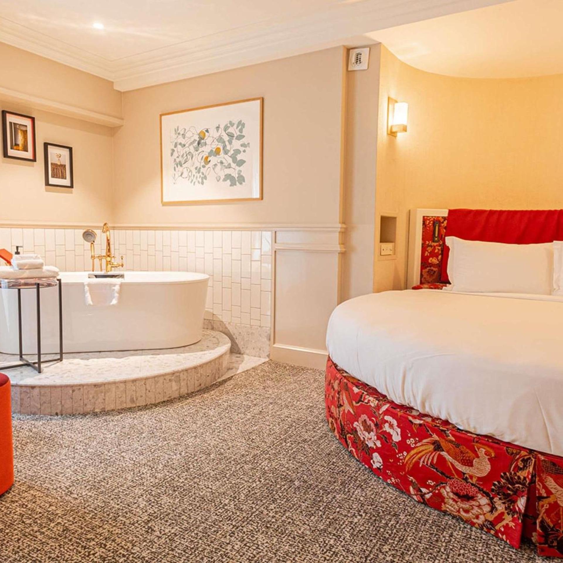 Honeymoon, Grand, Suite, Round Bed, Boulevard View, Living Area, Bathtub