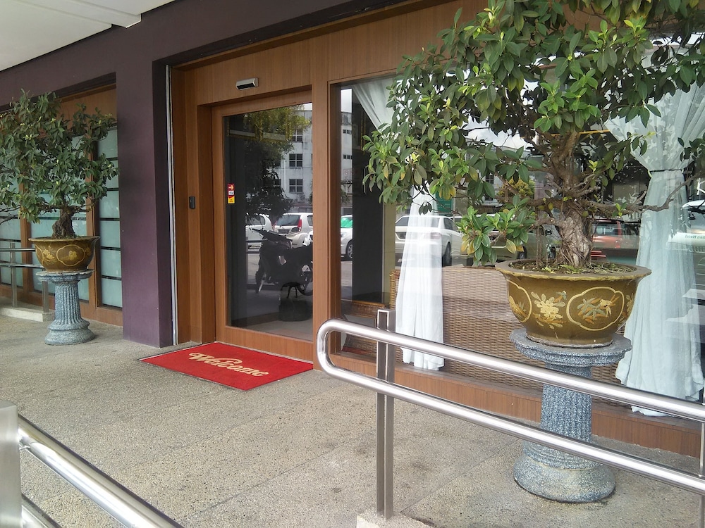 Grand Medallion Hotel 4/48