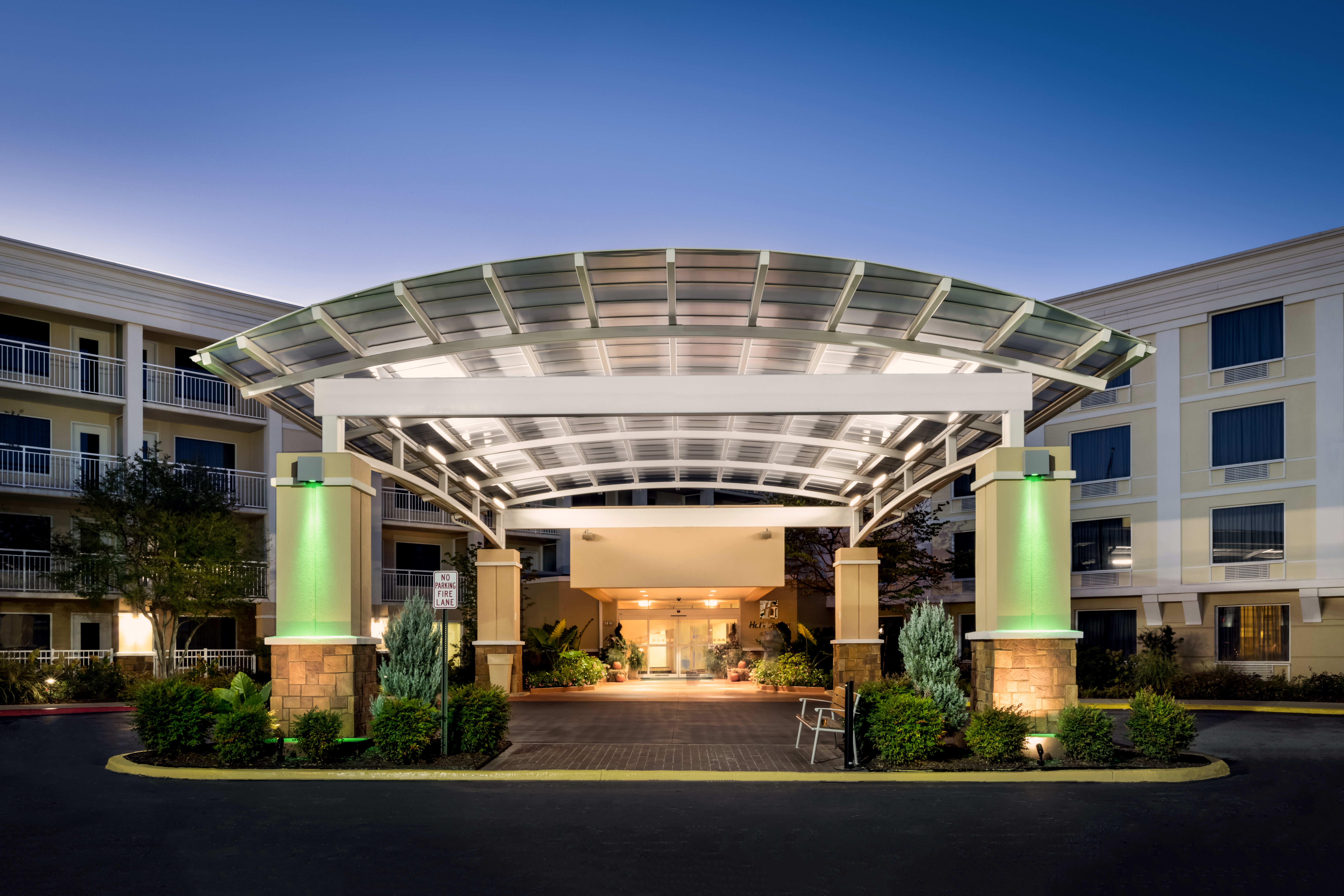 Holiday Inn Hotel Suites Atlanta Airport North 3/42